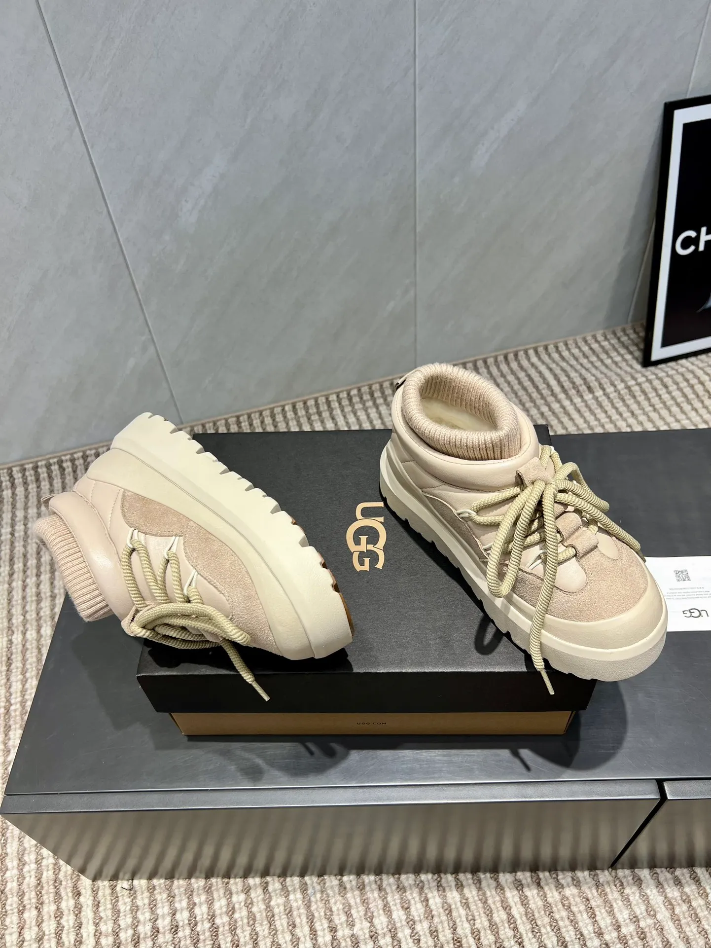 Factory: Couple P620💰 "Exclusive top version" UGG~25vs popular platform thick-soled casual shoes series... [Couple's thick-soled Maori casual shoes] A shoe that will not clash with shirts, simple partition design ➕ spotted outsole, silk curly upper, a must-have for autumn and winter, can be worn with any pants or skirt, very comfortable and good-looking... ❶Fabric: Original customized cow ➕ Sheepskin ❷Inner lining: original customized wool ❸Feet: original customized sheepskin ❹Outsole: original molded foam outsole ❺Number: 35-44 (Female 41. Male 45. Customized, non-returnable) ❻Packaging: Original full set of packaging ☀Color: Official website updated simultaneously
